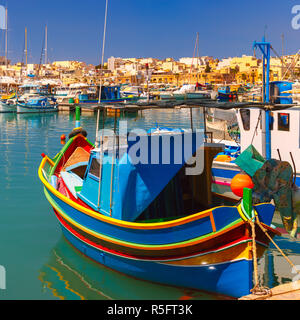 Taditional eyed barche Luzzu di Marsaxlokk, Malta Foto Stock