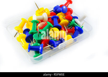 Il pin per la mappa / colorate spilli diversi colori thumbtacks isolati su sfondo bianco Foto Stock