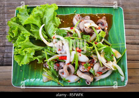 Insalata piccante frattaglie di interiora di maiale / intestini parte della carne di maiale Foto Stock