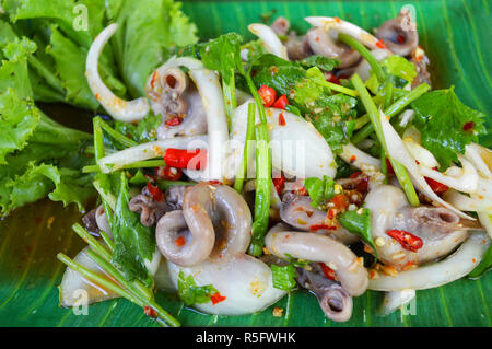 Insalata piccante frattaglie di interiora di maiale / intestini parte della carne di maiale Foto Stock
