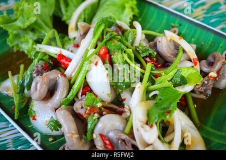 Insalata piccante frattaglie di interiora di maiale / intestini parte della carne di maiale Foto Stock