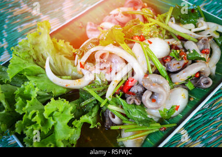 Insalata piccante frattaglie di interiora di maiale / intestini parte della carne di maiale Foto Stock