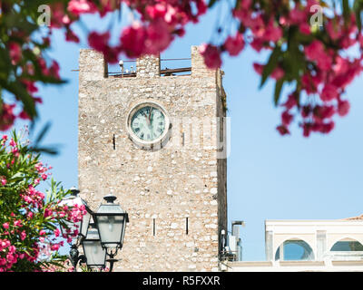 Vista della medievale torre orologio nella città di Taormina Foto Stock