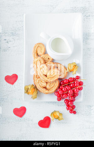 A forma di cuore wiith biscotti di zucchero e cannella Foto Stock