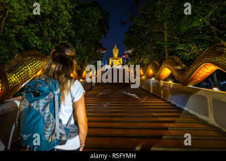 Passeggiate turistiche fino il drago scalinata verso la gigantesca statua del Buddha città di Pattaya Thailandia Foto Stock