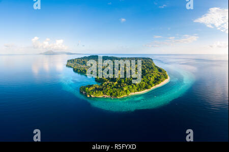 Vista aerea spiaggia tropicale isola corallina mar dei Caraibi. Indonesia arcipelago delle Molucche, Banda isole di Pulau Ay. Top travel destinazione turistica migliore di Foto Stock