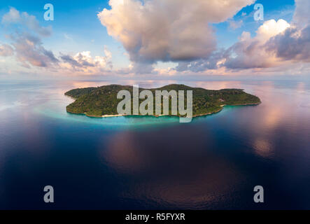 Vista aerea spiaggia tropicale isola corallina mar dei Caraibi. Indonesia arcipelago delle Molucche, Banda isole di Pulau Hatta. Top travel destinazione turistica, migliori Foto Stock