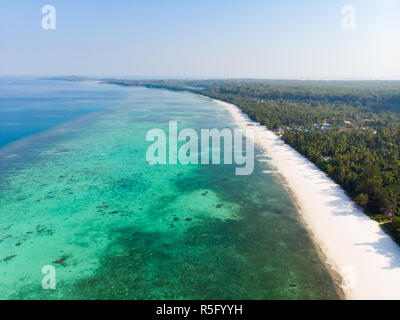 Vista aerea spiaggia tropicale isola corallina mar dei Caraibi a Pasir Panjang. Indonesia Molucche, arcipelago di isole Kei, Banda Mare. Meta di viaggio Foto Stock