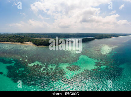 Vista aerea tropical island reef. Indonesia Molucche, arcipelago di isole Kei, Banda Mare. Top destinazione di viaggio, le migliori immersioni subacquee snorkeling, incredibili pan Foto Stock