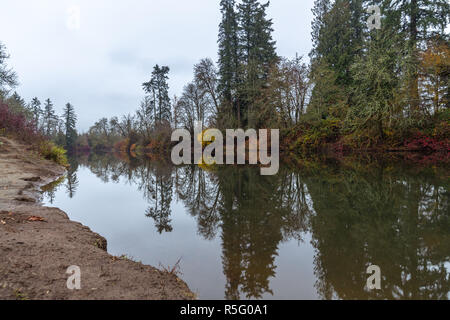 Tualatin river, Oregon in un cupo giorno di autunno con nuvole grigie blanketing il cielo Foto Stock