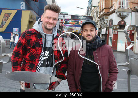 Ben Zucker & Claudio Capeo - Photocall poco prima del loro concerto a grosse Freiheit 36 ad Amburgo con: Ben Zucker & Claudio Capeo dove: Amburgo, Germania Quando: 30 Ott 2018 Credit: Becher/WENN.com Foto Stock