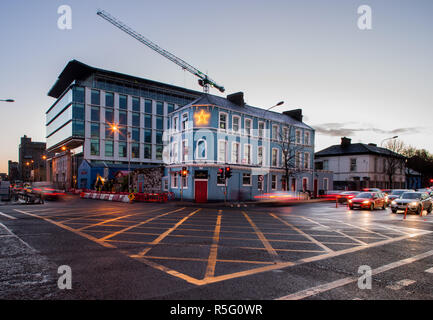 La città di Cork, Cork, Irlanda. 30 Novembre, 2018. La mattina presto all'intersezione di Albert Quay e Albert Street con il sestante Bar è su shadowe Foto Stock