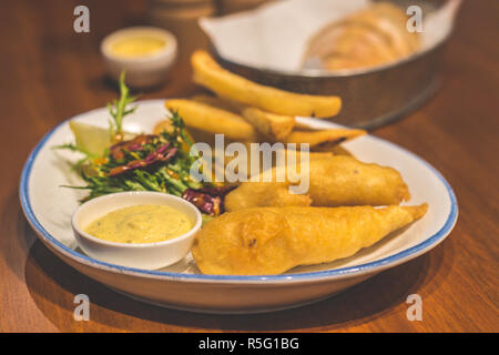 Nuova Zelanda birra martoriata Fish & Chips salsa remoulade e limone Foto Stock