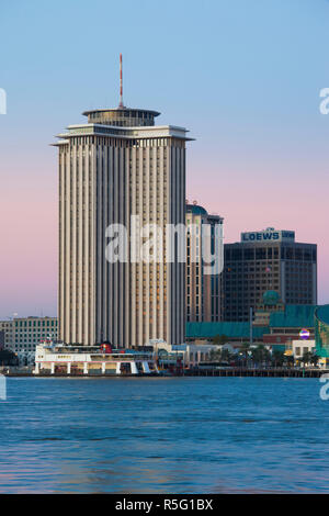 Stati Uniti d'America, Louisiana, New Orleans, World Trade Center e il fiume Mississippi Foto Stock