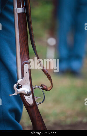 Stati Uniti d'America, West Virginia, harpers Ferry, harpers Ferry National Historic Park, noi era della Guerra Civile Marines, militare re-enactors, originale harpers Ferry arsenale moschetto Foto Stock