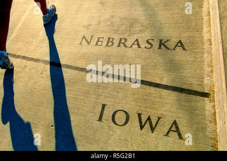 Stati Uniti d'America, Nebraska, Omaha, Bob Kerry ponte pedonale (oltre il fiume Missouri), Linea Boundry tra Nebraska e Iowa Foto Stock