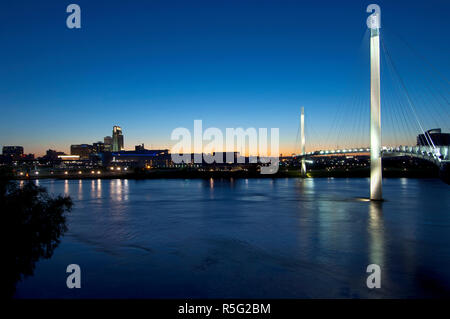 Stati Uniti d'America, Nebraska, Omaha, Skyline, Bob Kerrey ponte pedonale, passerella Ponte Cable-Stayed, Fiume Missouri, collega Omaha di Council Bluffs, Iowa, sempre primo ponte pedonale per collegare due stati Foto Stock