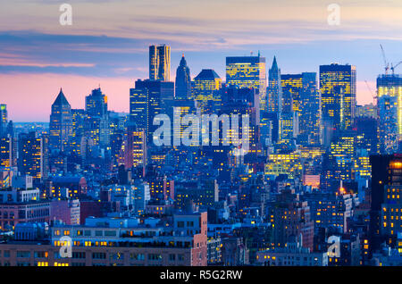 Stati Uniti d'America, New York Manhattan, guardando oltre il centro cittadino inferiore verso il centro Foto Stock