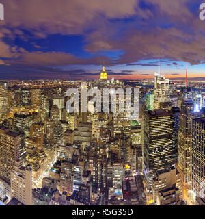 Manhattan vista verso Empire State Building al tramonto dalla cima della Roccia, al Rockefeller Plaza di New York, Stati Uniti d'America Foto Stock