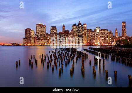 Stati Uniti d'America, New York, vista la mattina di grattacieli del centro cittadino di Manhattan da Brooklyn Heights neighborhood Foto Stock