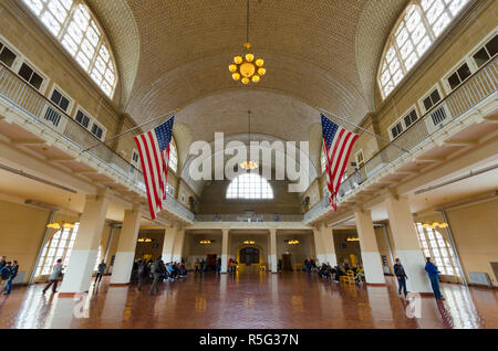 Stati Uniti d'America, New York New York Harbour, Ellis Island Museo di immigrazione nella ex stazione di immigrazione edifici, sala del Registro di sistema Foto Stock