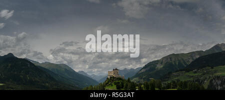 Valle di montagna con castello in centro vista panoramica della Bassa Engadina in Svizzera Foto Stock