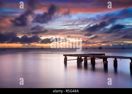 Venezuela, Arcipelago di Los Roques Parco Nazionale Gran Roque, Pier al tramonto Foto Stock