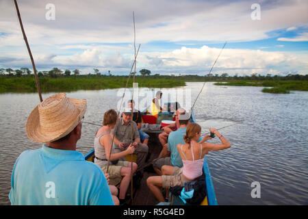 Venezuela, Delta Amacuro, Delta Orinoco, fiume Tigre, turisti pesca Piranha Foto Stock