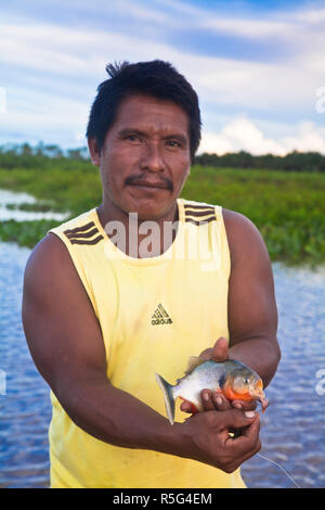 Venezuela, Delta Amacuro, Delta Orinoco, Warao uomo azienda pesci piranha Foto Stock