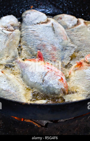 Venezuela, Delta Amacuro, Delta Orinoco, cucinare pesce Piranha Foto Stock