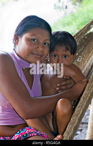 Venezuela, Delta Amacuro, Delta Orinoco, Warao donna e bambino in amaca Foto Stock