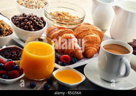 Ristorante e bar Colazione La colazione è servita con caffè, succo di frutta, croissant e frutta Foto Stock