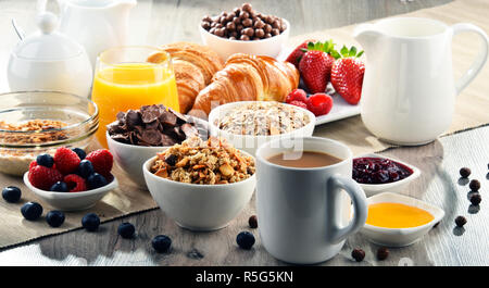 Ristorante e bar Colazione La colazione è servita con caffè, succo di frutta, croissant e frutta Foto Stock