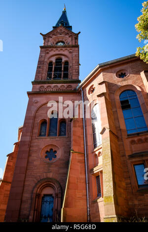Müllheim, Baden-Württemberg, Germania - 30 luglio 2018 : verso l'alto vista su San Paolo Chiesa protestante (Pauluskirche). Regione sud-ovest della Germania in Blac Foto Stock