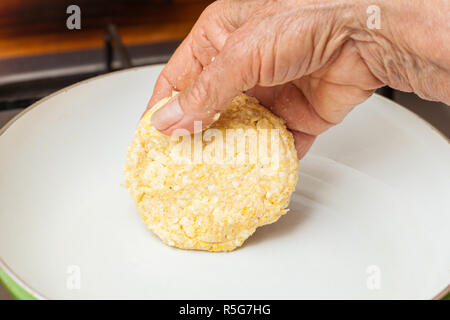 La cottura del pane di mais su una padella Foto Stock