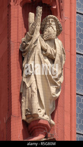 Sant'Andrea Apostolo statua sul portale della Marienkapelle in Wurzburg, Baviera, Germania Foto Stock