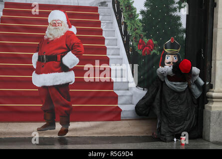 Una persona senza dimora raccoglie il loro sacco a pelo fuori Clerys department store in O'Connell Street a Dublino come la sede nazionale dimostrazione prende parte in città. Foto Stock