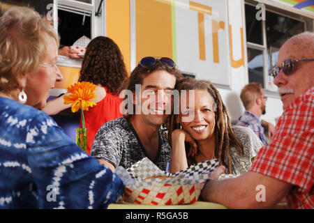 Diverse giovane gode di un pranzo data Foto Stock