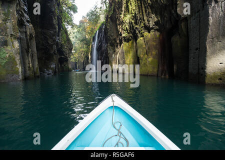 Piccola barca in gola Takachiho Foto Stock