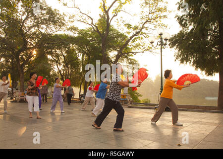 Le donne di eseguire Thi Chi vicino al lago Hoan Kiem, il vecchio quartiere di Hanoi, Vietnam Foto Stock