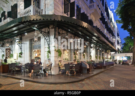 Terrazza/Pavement Cafe, il Sofitel Legend Metropole Hotel Hanoi, Vietnam Foto Stock