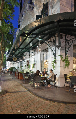 Terrazza/Pavement Cafe, il Sofitel Legend Metropole Hotel Hanoi, Vietnam Foto Stock