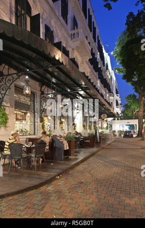 Terrazza/Pavement Cafe, il Sofitel Legend Metropole Hotel Hanoi, Vietnam Foto Stock