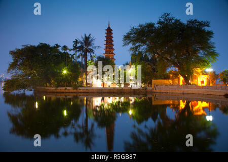 Tran Quoc Pagoda, West Lake (Ho Tay), Hanoi, Vietnam Foto Stock