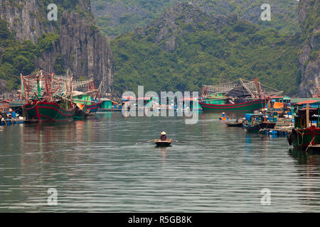 Flottante il villaggio di pesca fuori Cat Ba Island, Halong Bay, Vietnam Foto Stock