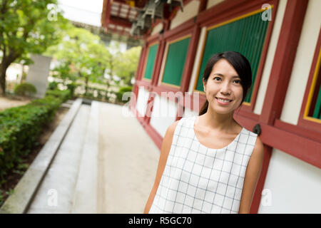 Giovane donna visita Dazaifu Tenmangu Santuario Foto Stock