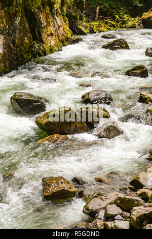 Il fiume che scorre attraverso il Breitachklamm Gorge Foto Stock