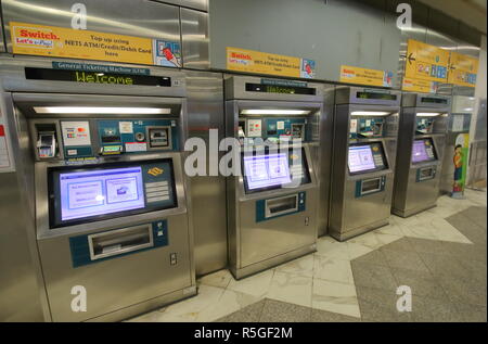 Metropolitana MRT station ticket machine in Singapore. Foto Stock