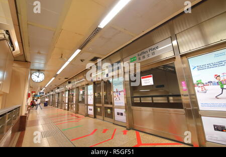 La gente viaggia al Raffles Place MRT della metropolitana dalla stazione di Singapore. Foto Stock