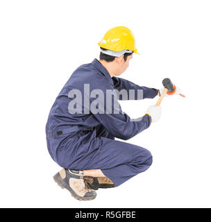 Man tenere il martello e scalpello a freddo su bianco Foto Stock